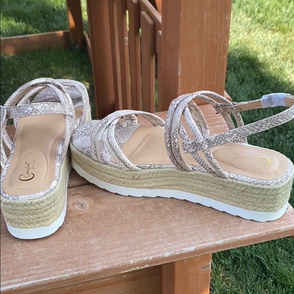 Snakeskin Strap Flatform Sandals - Picture 7 of 8